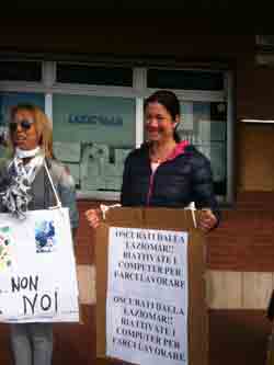 La protesta delle dipendenti che hanno perso il lavoro di fronte alla biglietteria di Formia